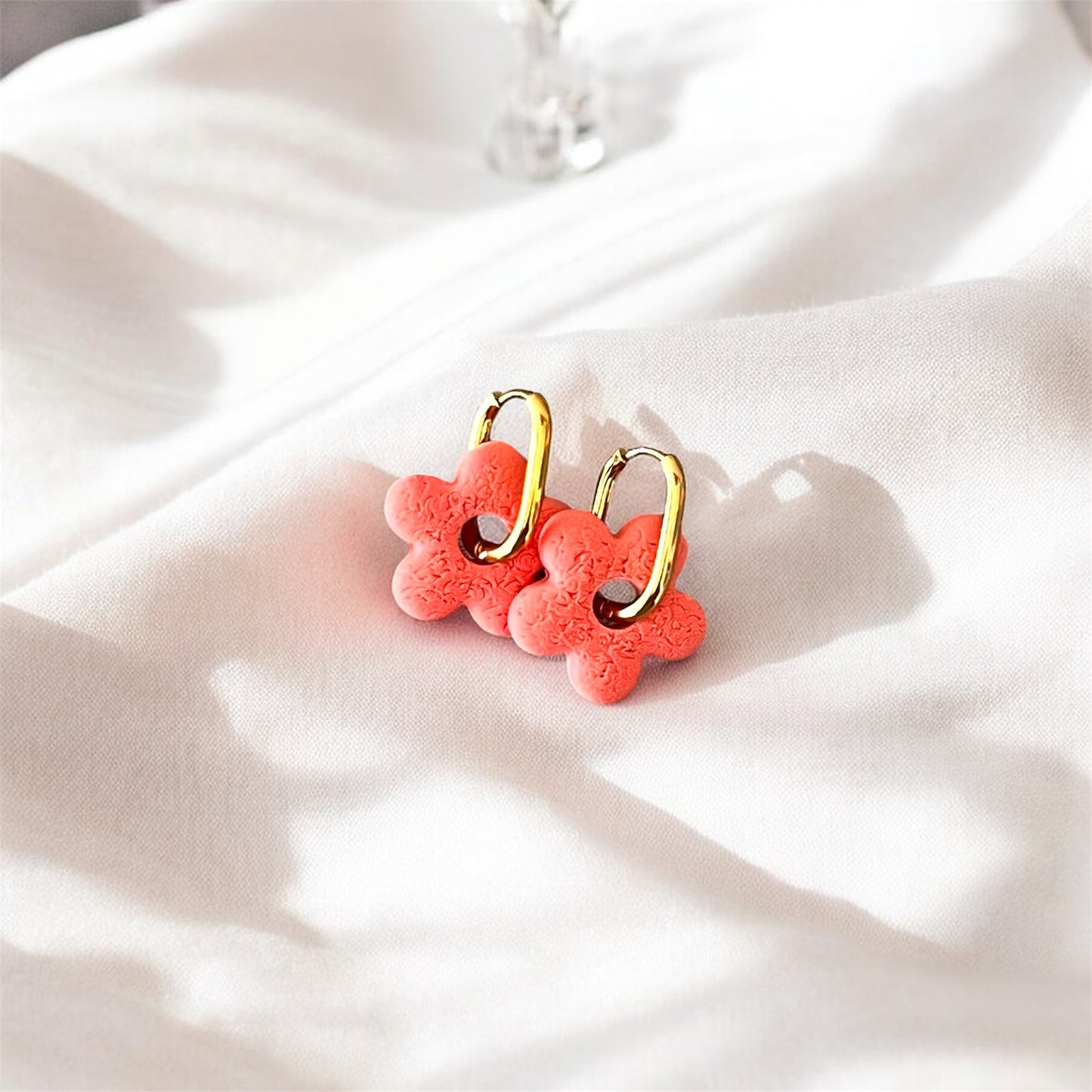 Pendientes Porto. Ovalado con charm floral